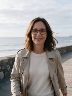 Marta pasea junto al mar.