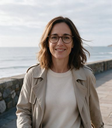 Marta pasea junto al mar por la mañana.